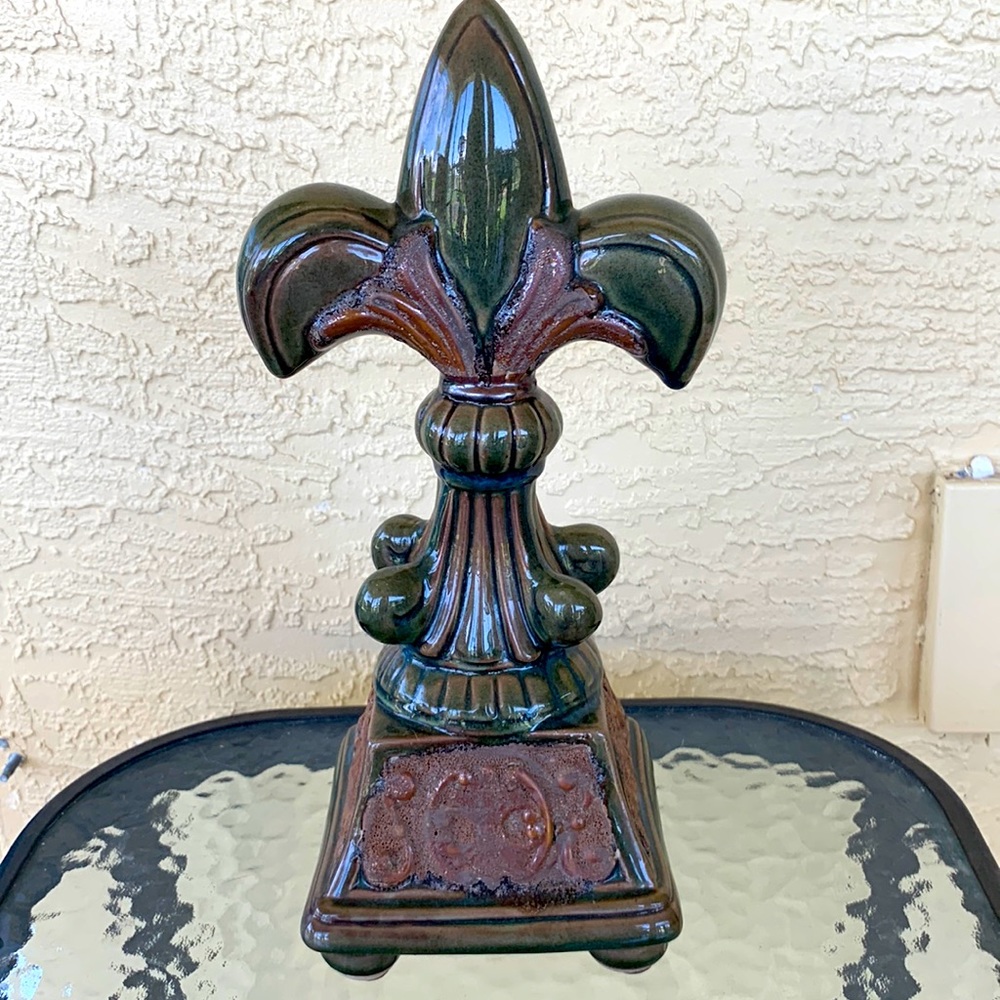 Like new ceramic fleur de lis